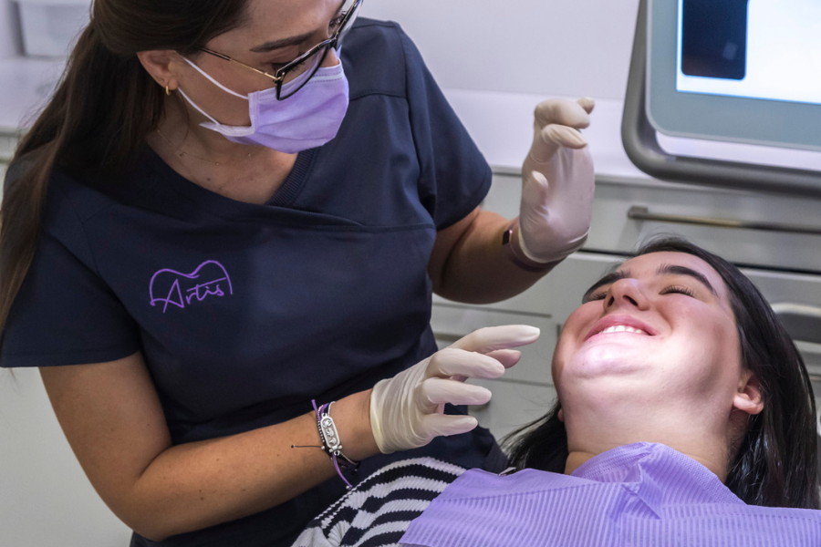 profesional revisando la boca y los dientes de la paciente