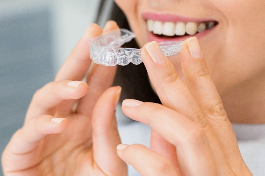 Mujer a punto de colocarse la ortodoncia invisible Invisalign