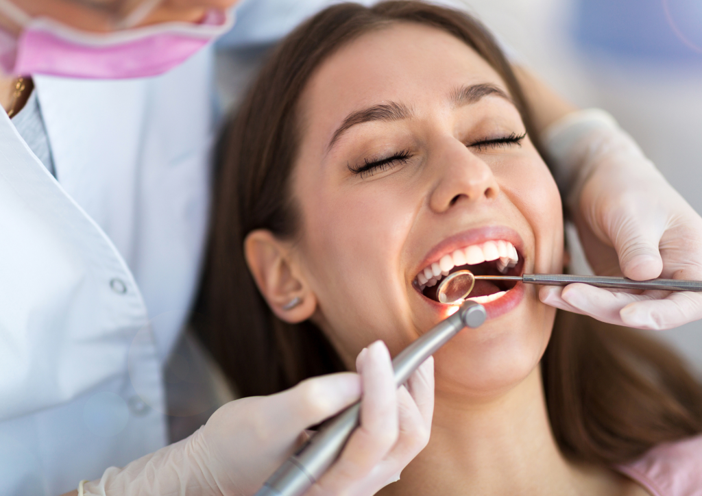 Dentista observando dientes para poner invisaling